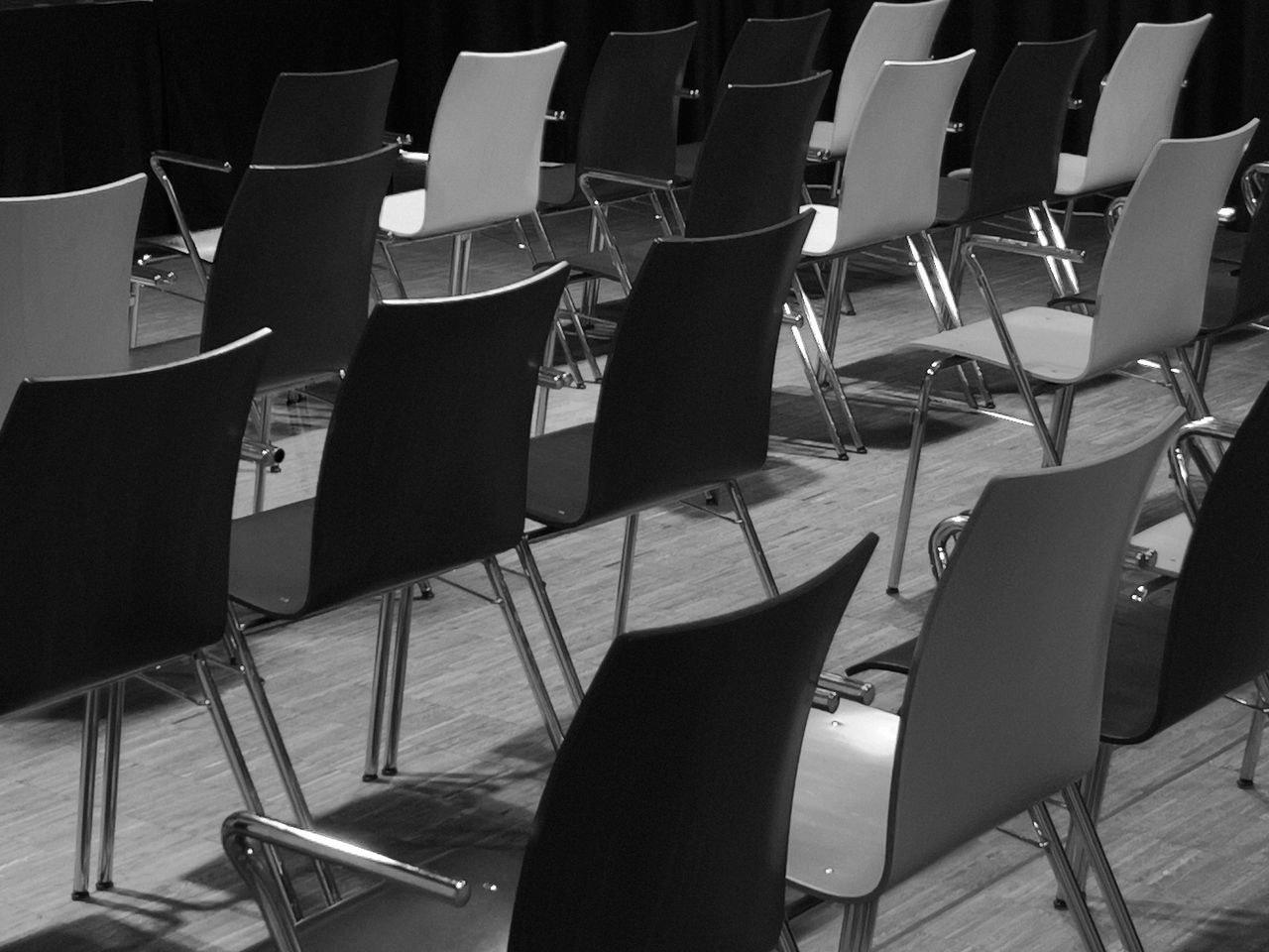 Chaises disposées en cercle dans une salle, image d'ambiance de l'Atelier