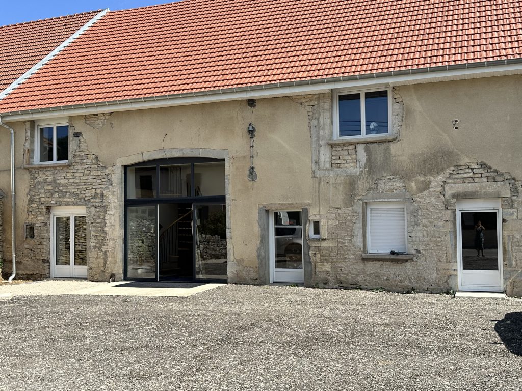 Façade du Cocon dans la Grange, 58 rue Principale à Bonnevent-Velloreille, avant la pose du crépi